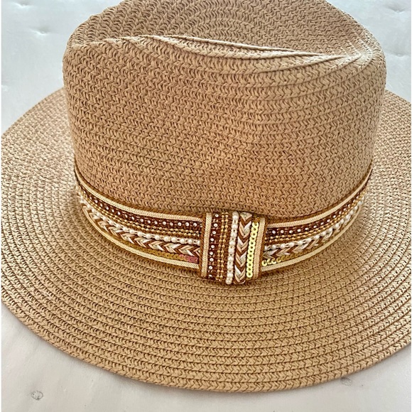 NWT Marcus Adler NWT hat for women 
Width: 6 1/2" (17 cm)
Leght:7 1/2"(19 cm) - Picture 10 of 15